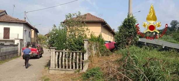 Asti, auto esce di strada e termina la corsa nel cortile di un'abitazione Asti, auto esce di strada e termina la corsa nel cortile di un'abitazione