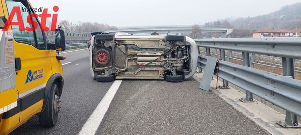 Incidente sulla tangenziale tra Isola e Asti: tamponamento tra un camion e un Doblò che si ribalta Incidente sulla tangenziale tra Isola e Asti: tamponamento tra un camion e un Doblò che si ribalta