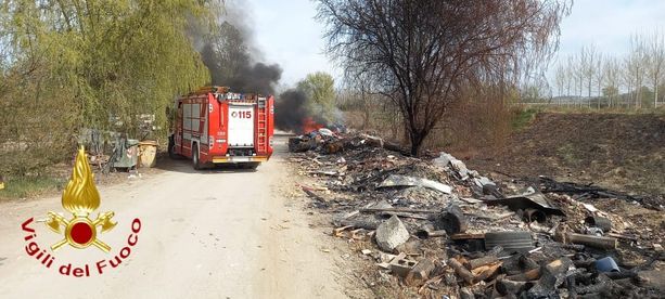 Continuano gli incendi rifiuti in via Guerra. I vigili del fuoco di Asti impegnati oggi per oltre due ore Continuano gli incendi rifiuti in via Guerra. I vigili del fuoco di Asti impegnati oggi per oltre due ore