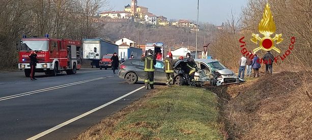 Grave incidente alle porte di Ferrere. Coinvolti due veicoli, due i feriti Grave incidente alle porte di Ferrere. Coinvolti due veicoli, due i feriti