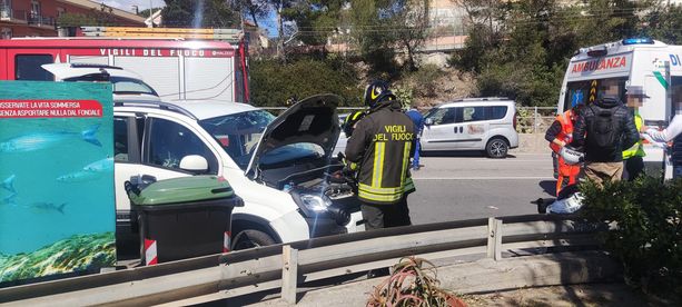Borgio Verezzi, auto scontra un furgone sull'Aurelia: due feriti non gravi, traffico in tilt (FOTO) Borgio Verezzi, auto scontra un furgone sull'Aurelia: due feriti non gravi, traffico in tilt (FOTO)