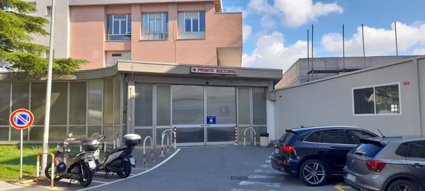 Lite tra fratelli al pronto soccorso del San Paolo, uno dei due strappa l’arma alla security: interviene la Polizia
