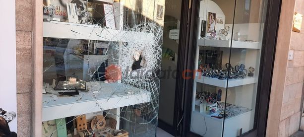 Furto in una gioielleria di Costigliole Saluzzo mentre è in corso la sagra dell'uva