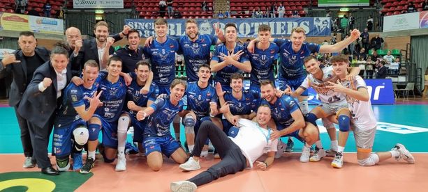 Volley A2M. Lo spettacolo è servito, il palazzetto esulta: Cuneo fa la parte del leone, Ravenna piegata 3-0 Volley A2M. Lo spettacolo è servito, il palazzetto esulta: Cuneo fa la parte del leone, Ravenna piegata 3-0