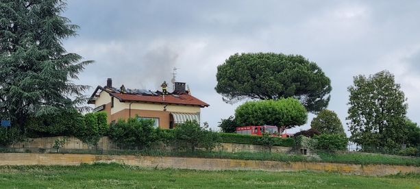 Tetto di un'abitazione distrutto dalle fiamme a Bricherasio [FOTO]