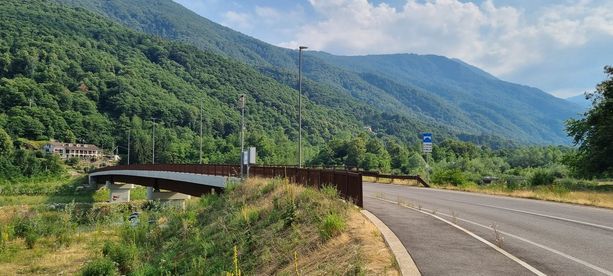 Dopo due mesi se ne va il camper dell’artista di strada che viveva alla Bertenga Dopo due mesi se ne va il camper dell’artista di strada che viveva alla Bertenga