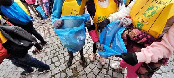A Torre Pellice i bambini ripuliscono il centro e arredano il loro cortile