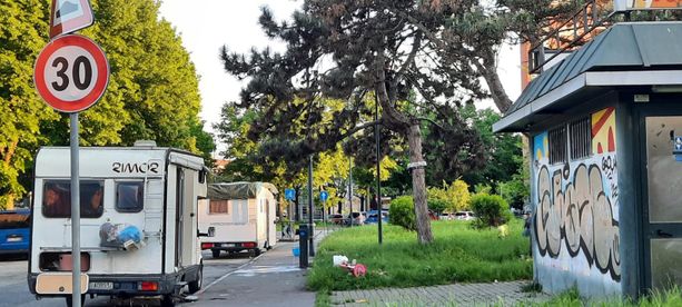 &quot;Gli sgomberi non bastano, i camper si spostano di continuo. Garantiamo uno stazionamento consentito&quot;