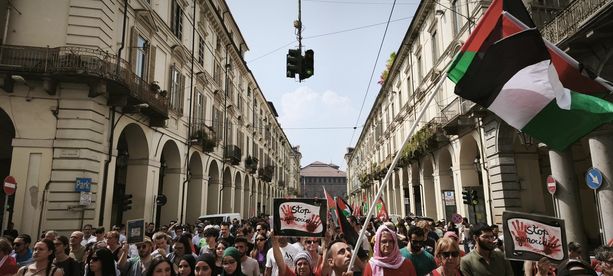 &quot;Basta armi a Israele&quot;. Partito da piazza Castello il corteo pro Palestina [FOTO]