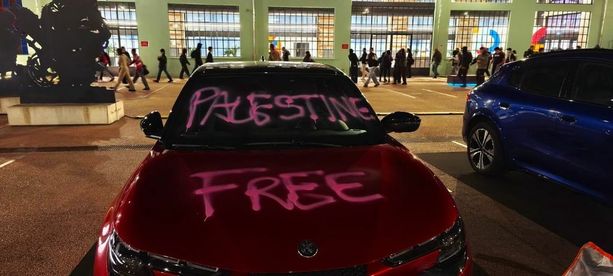 Scontri e disordini durante il corteo in sostegno alla Sumud Flotilla: in corso un blitz della Polizia a Torino