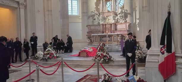 Camera Ardente di Vittorio Emanuele a Venaria, il saluto di La Russa: "Savoia artefici dell'unità d'Italia" [VIDEO]
