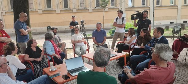 Il sindaco incontra i residenti e ascolta Alessandro, che dorme nella piazza dello spaccio di San Salvario