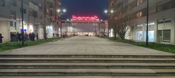 Fontana pericolante, pavimentazione a pezzi e avvallamenti: i residenti di piazza Giovanni Paolo II chiedono interventi Fontana pericolante, pavimentazione a pezzi e avvallamenti: i residenti di piazza Giovanni Paolo II chiedono interventi