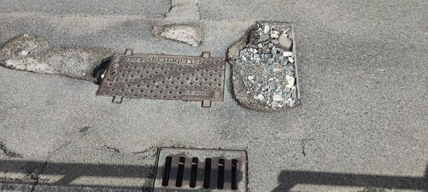 Dopo la pioggia, strade dissestate. Iannò pizzica il Comune: "Torino cornice ideale per la trasmissione 4 Buche" [FOTO]