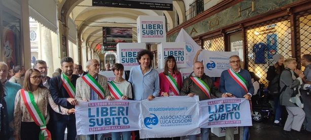 Fine vita, un passo verso la legge regionale: consegnate 11 mila firme dall'associazione Luca Coscioni Fine vita, un passo verso la legge regionale: consegnate 11 mila firme dall'associazione Luca Coscioni