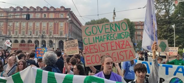Governo 'climafreghista': gli ambientalisti si sbizzarriscono con i cartelli durante la protesta [VIDEO e FOTO]