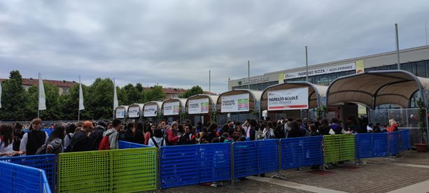 Il Salone del Libro comincia con un grande classico: agli ingressi è subito coda per il pubblico [FOTO]