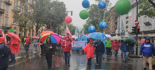 Primo Maggio a Torino, la pioggia non ferma il corteo dei sindacati: "Non c'è solo un problema Stellantis" [FOTO]