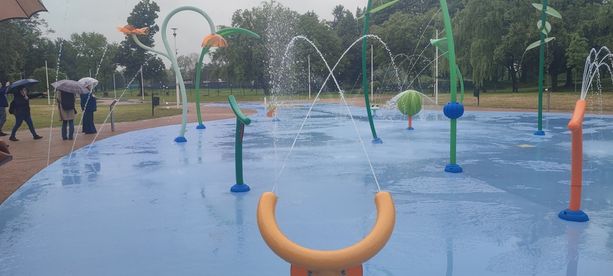 Giochi d'acqua e attrezzature nuove alla Pellerina: come cambiano gli spazi di fronte alla piscina [FOTO]