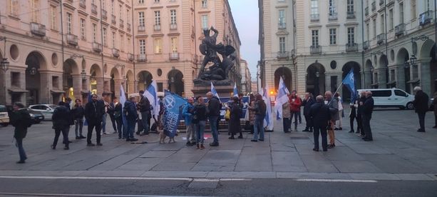 Le fiaccole di Radicali e +Europa per tenere accesa l'attenzione sulla vicenda Navalny: "Torino gli intitoli una via"