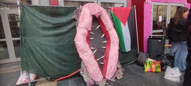 Palazzo Nuovo occupato per l'8 marzo, una vulva con i denti blocca l'ingresso [FOTO]