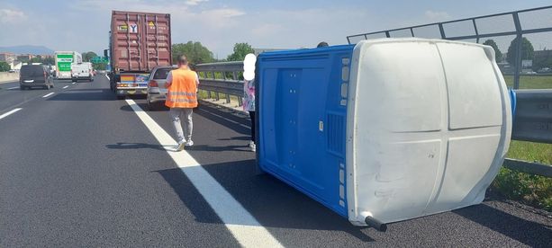Paura in tangenziale: furgone perde in strada un bagno chimico, che investe un'auto e un Tir