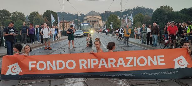 Gli ambientalisti colpiscono ancora e “nudi” bloccano il ponte di piazza Vittorio: traffico in tilt Gli ambientalisti colpiscono ancora e “nudi” bloccano il ponte di piazza Vittorio: traffico in tilt
