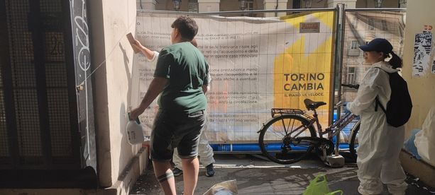 Volontari, commercianti e il Comune fanno squadra per ripulire via Po dalle scritte sui portici [VIDEO e FOTO]