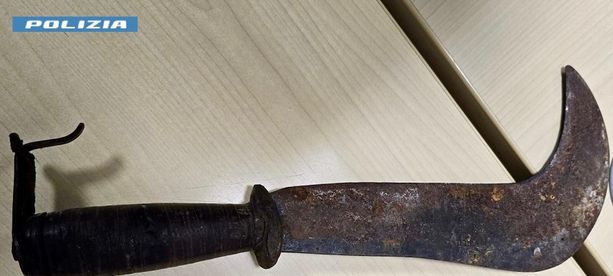 Si aggirava per Como con una roncola da 40 centimetri: bloccato dalla polizia