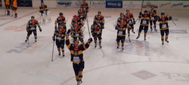Mastini uguale vincenti: terzo urlo all'overtime contro il Fiemme (3-2), Pietroniro-gol ci fa godere. Il primo novembre arriva l'Appiano Mastini uguale vincenti: terzo urlo all'overtime contro il Fiemme (3-2), Pietroniro-gol ci fa godere. Il primo novembre arriva l'Appiano