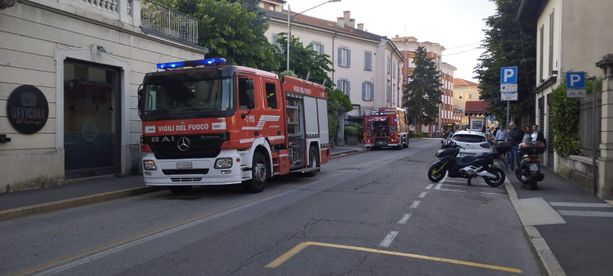 Abitazione in fiamme in via Veratti: vigili del fuoco in azione e strada chiusa Abitazione in fiamme in via Veratti: vigili del fuoco in azione e strada chiusa