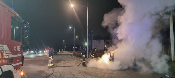 FOTO. Paura nella notte a Sesto Calende, auto prende fuoco: illese le due persone a bordo FOTO. Paura nella notte a Sesto Calende, auto prende fuoco: illese le due persone a bordo