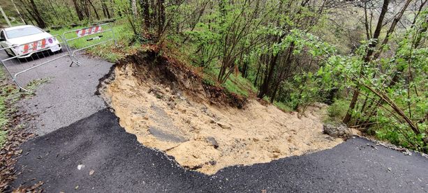 Murialdo, crolla la strada che collega la frazione Poggi al paese. Il sindaco Franco: "3/4 della carreggiata franata a valle, garantito il passaggio pedonale"