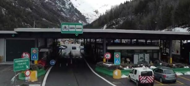 Blitz della polizia nelle stazioni e nei valichi di frontiera: obiettivo le piazze di spaccio gestite da immigrati irregolari [VIDEO]