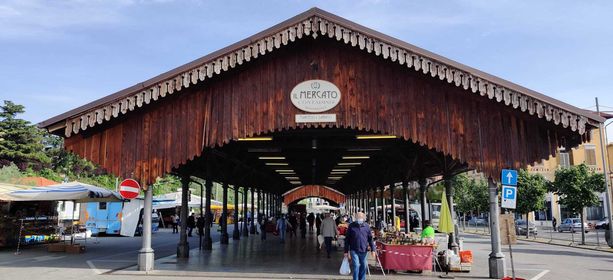 Al mercato di Mondovì senza mascherina perché &quot;il problema del contagio non esiste&quot;, 400 euro di multa durante i controlli della Polizia Locale