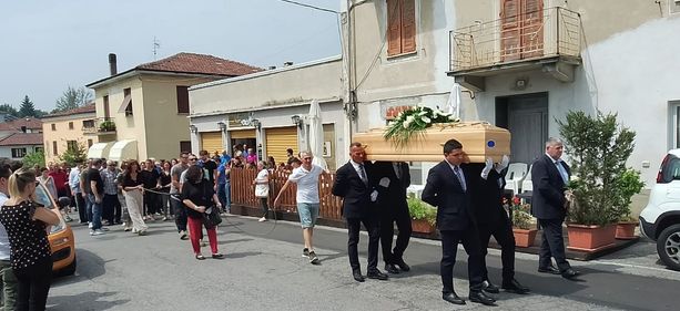 Rocchetta di Cengio, ultimo saluto a Michele “Gimbo” Bruzzone: l’intera frazione si stringe nel dolore Rocchetta di Cengio, ultimo saluto a Michele “Gimbo” Bruzzone: l’intera frazione si stringe nel dolore