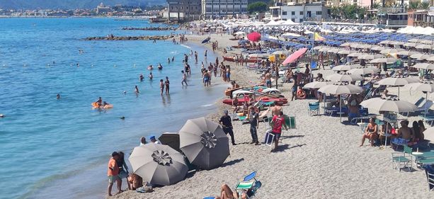 Tragedia nel mare di Pietra Ligure, annegato un uomo: vani i tentativi di salvataggio dei bagnini