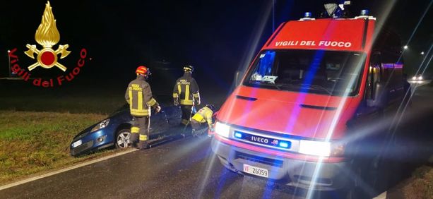 Monale: intervento di vigili del fuoco e 118 per un'auto finita in un fossato Monale: intervento di vigili del fuoco e 118 per un'auto finita in un fossato