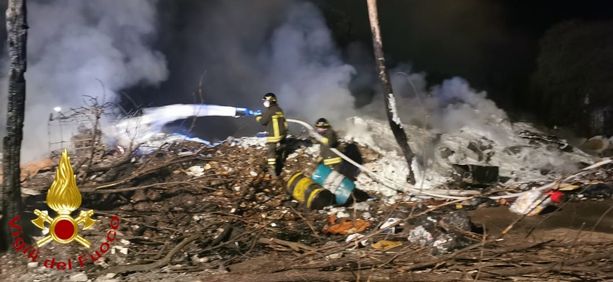 Un'altra notte di roghi in via Guerra. Nei cumuli di rifiuti anche delle bombole Un'altra notte di roghi in via Guerra. Nei cumuli di rifiuti anche delle bombole