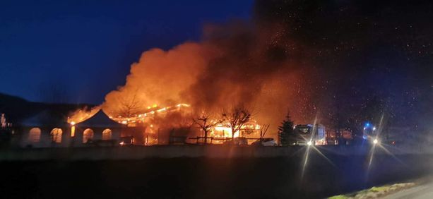 Incendio al caseificio Moris di Caraglio: sul posto 5 squadre dei vigili del fuoco
