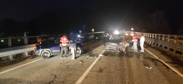 Scontro frontale alle gallerie di Porte: 5 feriti