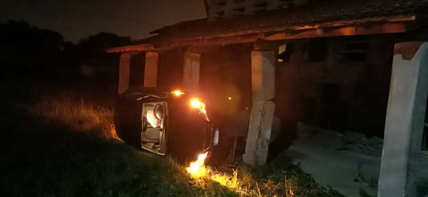 Auto vola fuori strada e finisce contro un edificio: paura nella notte alle Fontanelle