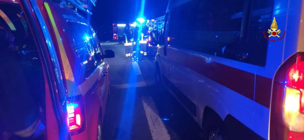 Incidente sull’A26, muore l’autista di un pullman. Almeno venti feriti