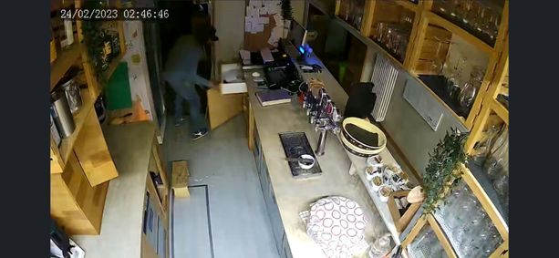 Terzo furto in meno di un anno alla pizzeria “Slow Good”: commercianti esasperati in Borgo Vittoria e Madonna di Campagna