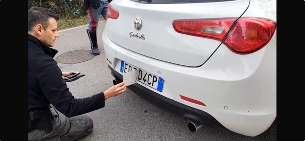 FOTO. Circolavano su un'auto con targa clonata: presa una banda di ladri d'appartamento che agiva in Valceresio e Valganna FOTO. Circolavano su un'auto con targa clonata: presa una banda di ladri d'appartamento che agiva in Valceresio e Valganna