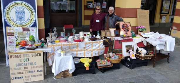 Fili di Luna fa manutenzione nel Museo del Gioco e del Giocattolo con i libri usati Fili di Luna fa manutenzione nel Museo del Gioco e del Giocattolo con i libri usati