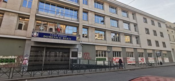 Scritte No Vax comparse nella notte sui muri del liceo Berti, in via Duchessa Jolanda Scritte No Vax comparse nella notte sui muri del liceo Berti, in via Duchessa Jolanda