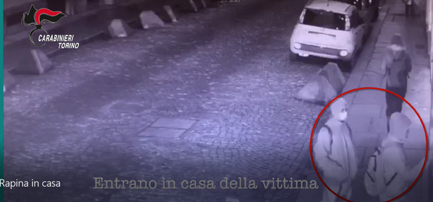 Incubo per una donna di 74 anni picchiata, bendata e sequestrata in una casa del centro: arrestati i tre rapinatori [VIDEO]