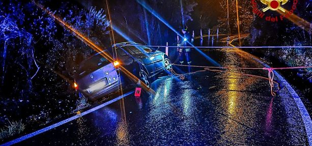 Paura sulla provinciale 211: perde i sensi mentre è alla guida, l'auto resta sospesa nel vuoto