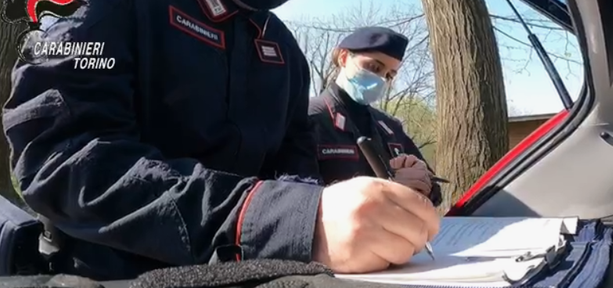 In 150 dentro un dehors: i carabinieri fanno chiudere un locale di Carignano In 150 dentro un dehors: i carabinieri fanno chiudere un locale di Carignano